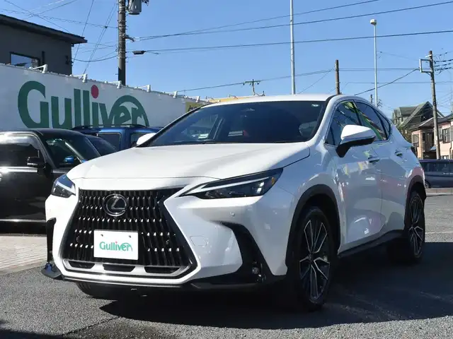レクサス ＮＸ 350h 神奈川県 2024(令6)年 0.1万km ソニッククォーツ ワンオーナー/カラーヘッドアップディスプレイ/14インチディスプレイオーディオ/：フルセグTV/：Bluetoothオーディオ/：全方位モニター/セーフティシステムプラス（予防安全パッケージ）/：ブラインドスポットモニター/：パーキングブレーキサポート/ドライブモードセレクト（Eco/normal/sport)/ハンズフリーパワーバックドア/バックガイドモニター/：サイドモニター/純正フロアマット/純正20インチアルミホイール（オプション）/AC100V 100Wコンセント/パワーシート/：シートヒーター/：エアシート/ビルトインETC2.0/純正LEDヘッドライト/：オートヘッドライト/ーーーーーーーーーーーーーーーーーーーーーーーーー/保証書/取扱説明書/スペアスマートキー×1本/スペアカードキー×1枚