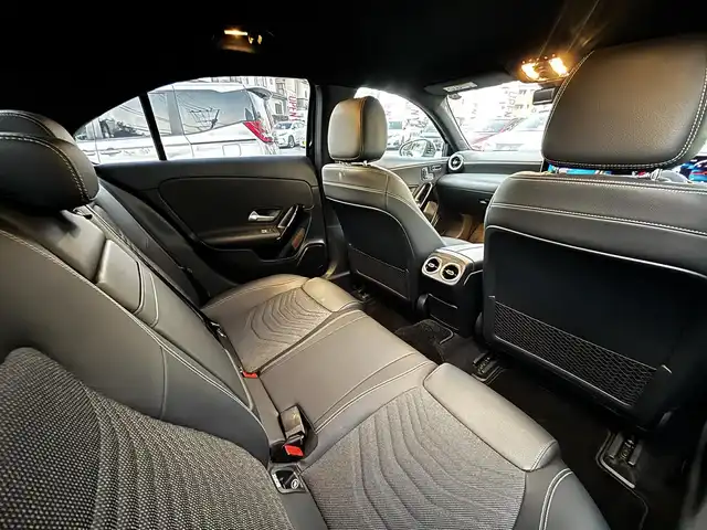 メルセデス・ベンツ Ａ２００ｄ セダン 熊本県 2020(令2)年 4.1万km 黒 ワンオーナー/純正ナビ/【フルセグTV/Bluetooth/AM/FM】/バックカメラ/レーダークルーズコントロール/アクティブブレーキアシスト/アクティブレーンキーピングアシスト/レーンチェンジアシスト/アテンションアシスト/ブラインドスポットアシスト/コーナーセンサー/アクティブステアリングアシスト/道路標識アシスト/パドルシフト/純正16インチAW/オートLEDライト/ETC2.0/ハーフレザーシート/前席パワーシート/前席シートヒーター/革巻きステアリング/ステアリングスイッチ/純正フロアマット/プッシュスタート/スマートキー/横滑り防止装置/保証書/スペアキー