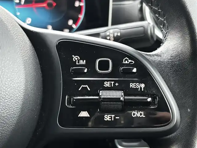 メルセデス・ベンツ Ａ２００ｄ セダン 熊本県 2020(令2)年 4.1万km 黒 ワンオーナー/純正ナビ/【フルセグTV/Bluetooth/AM/FM】/バックカメラ/レーダークルーズコントロール/アクティブブレーキアシスト/アクティブレーンキーピングアシスト/レーンチェンジアシスト/アテンションアシスト/ブラインドスポットアシスト/コーナーセンサー/アクティブステアリングアシスト/道路標識アシスト/パドルシフト/純正16インチAW/オートLEDライト/ETC2.0/ハーフレザーシート/前席パワーシート/前席シートヒーター/革巻きステアリング/ステアリングスイッチ/純正フロアマット/プッシュスタート/スマートキー/横滑り防止装置/保証書/スペアキー