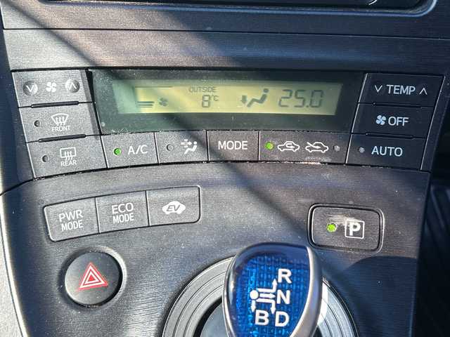 トヨタ プリウス S ツーリングセレクション 茨城県 2011(平23)年 13.5万km ホワイトパールクリスタルシャイン ワンオーナー/純正メモリナビ【NHZN-W60G】/(地デジTV・CD・DVD・BT・ラジオ再生)/バックカメラ/オートライト/LEDヘッドライト/純正17inアルミホイール/純正フロアマット/取扱説明書/保証書