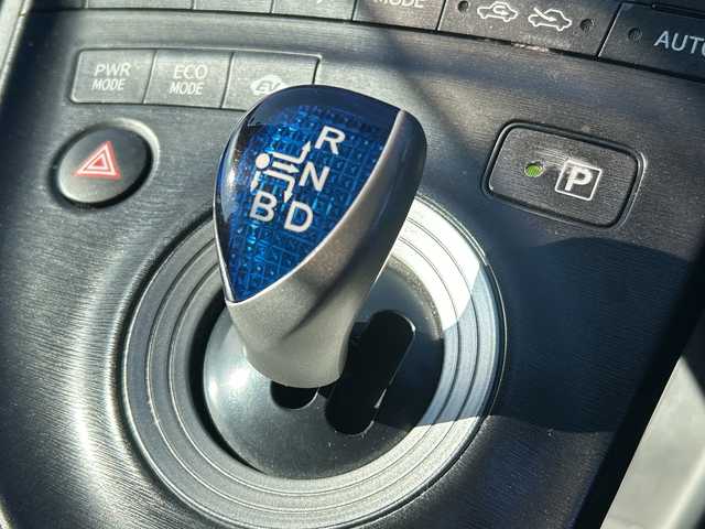 トヨタ プリウス S ツーリングセレクション 茨城県 2011(平23)年 13.5万km ホワイトパールクリスタルシャイン ワンオーナー/純正メモリナビ【NHZN-W60G】/(地デジTV・CD・DVD・BT・ラジオ再生)/バックカメラ/オートライト/LEDヘッドライト/純正17inアルミホイール/純正フロアマット/取扱説明書/保証書