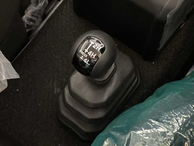 スズキ ジムニー ノマド FC 神奈川県 2025(令7)年 0.1千km 黒 登録済未使用車/スズキセーフティサポート/4WD/シートヒーター/ダウンヒルアシストコント登録済未使用車/スズキセーフティサポート/4WD/シートヒーター/ダウンヒルアシストコンロール/革巻きステアリング/ステアリングスイッチ/Autoライト/アイドリングストップ機能/コーナーセンサー/ヘッドライトレベライザー/ヘッドライトウォッシャー/LEDヘッドライト/フォグランプ/電動格納ミラー/ウィンカーミラー/背面タイヤ/純正15インチアルミホイール