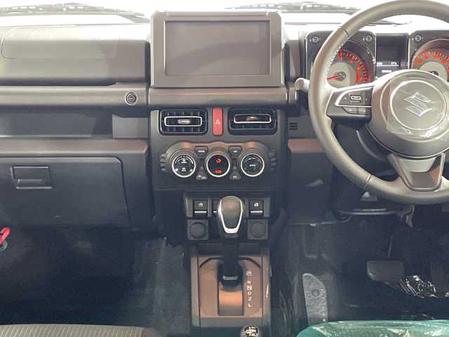 スズキ ジムニー ノマド FC 神奈川県 2025(令7)年 0.1千km 黒 登録済未使用車/スズキセーフティサポート/4WD/シートヒーター/ダウンヒルアシストコント登録済未使用車/スズキセーフティサポート/4WD/シートヒーター/ダウンヒルアシストコンロール/革巻きステアリング/ステアリングスイッチ/Autoライト/アイドリングストップ機能/コーナーセンサー/ヘッドライトレベライザー/ヘッドライトウォッシャー/LEDヘッドライト/フォグランプ/電動格納ミラー/ウィンカーミラー/背面タイヤ/純正15インチアルミホイール