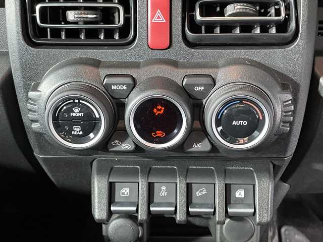 スズキ ジムニー ノマド FC 神奈川県 2025(令7)年 0.1千km 黒 登録済未使用車/スズキセーフティサポート/4WD/シートヒーター/ダウンヒルアシストコント登録済未使用車/スズキセーフティサポート/4WD/シートヒーター/ダウンヒルアシストコンロール/革巻きステアリング/ステアリングスイッチ/Autoライト/アイドリングストップ機能/コーナーセンサー/ヘッドライトレベライザー/ヘッドライトウォッシャー/LEDヘッドライト/フォグランプ/電動格納ミラー/ウィンカーミラー/背面タイヤ/純正15インチアルミホイール