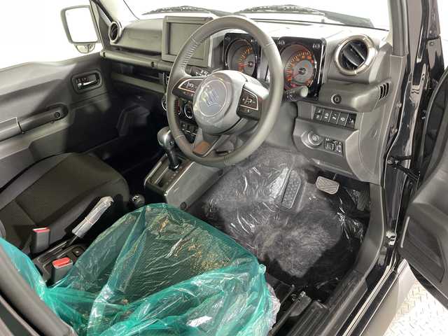 スズキ ジムニー ノマド FC 神奈川県 2025(令7)年 0.1千km 黒 登録済未使用車/スズキセーフティサポート/4WD/シートヒーター/ダウンヒルアシストコント登録済未使用車/スズキセーフティサポート/4WD/シートヒーター/ダウンヒルアシストコンロール/革巻きステアリング/ステアリングスイッチ/Autoライト/アイドリングストップ機能/コーナーセンサー/ヘッドライトレベライザー/ヘッドライトウォッシャー/LEDヘッドライト/フォグランプ/電動格納ミラー/ウィンカーミラー/背面タイヤ/純正15インチアルミホイール