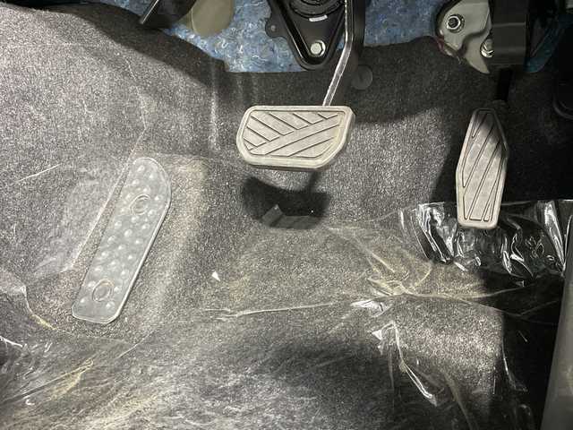 スズキ ジムニー ノマド FC 神奈川県 2025(令7)年 0.1千km 黒 登録済未使用車/スズキセーフティサポート/4WD/シートヒーター/ダウンヒルアシストコント登録済未使用車/スズキセーフティサポート/4WD/シートヒーター/ダウンヒルアシストコンロール/革巻きステアリング/ステアリングスイッチ/Autoライト/アイドリングストップ機能/コーナーセンサー/ヘッドライトレベライザー/ヘッドライトウォッシャー/LEDヘッドライト/フォグランプ/電動格納ミラー/ウィンカーミラー/背面タイヤ/純正15インチアルミホイール