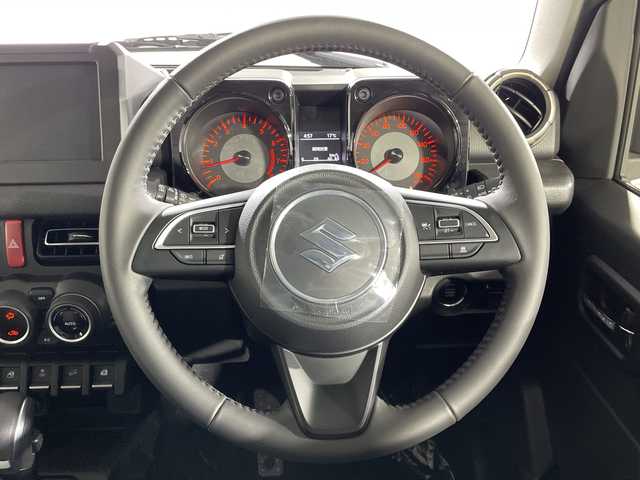 スズキ ジムニー ノマド FC 神奈川県 2025(令7)年 0.1千km 黒 登録済未使用車/スズキセーフティサポート/4WD/シートヒーター/ダウンヒルアシストコント登録済未使用車/スズキセーフティサポート/4WD/シートヒーター/ダウンヒルアシストコンロール/革巻きステアリング/ステアリングスイッチ/Autoライト/アイドリングストップ機能/コーナーセンサー/ヘッドライトレベライザー/ヘッドライトウォッシャー/LEDヘッドライト/フォグランプ/電動格納ミラー/ウィンカーミラー/背面タイヤ/純正15インチアルミホイール