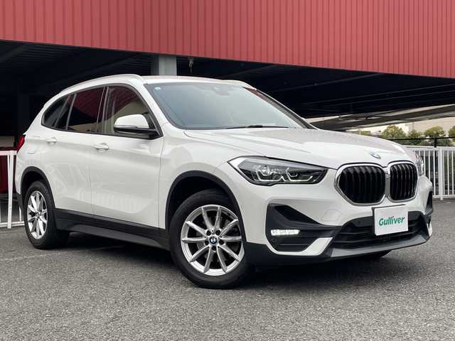 ＢＭＷ Ｘ１ xDrive 18d xライン 神奈川県 2021(令3)年 7.3万km アルピンホワイトⅢ ワンオーナー	/純正HDDナビ			/・USB/BT		/バックカメラ/クリアランスソナー/ルームミラー内臓ETC【DSRC】		/インテリジェントセイフティ/・Cityブレーキ機能/・レーンディパーチャーウォーニング/・歩行者警告/アクティブクルーズコントロール	/アイドリングストップ/純正17インチAW/ルーフレール	/革巻きステアリング	/オートライト/純正LEDヘッドライト/フロント/バックフォグ/プッシュEgスタート/ストップ					/スマートキー×2/ターンランプ付電動格納ドアミラー				/純正フロアマット/取扱説明書/新車時保証書