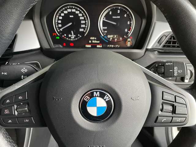 ＢＭＷ Ｘ１ xDrive 18d xライン 神奈川県 2021(令3)年 7.3万km アルピンホワイトⅢ ワンオーナー	/純正HDDナビ			/・USB/BT		/バックカメラ/クリアランスソナー/ルームミラー内臓ETC【DSRC】		/インテリジェントセイフティ/・Cityブレーキ機能/・レーンディパーチャーウォーニング/・歩行者警告/アクティブクルーズコントロール	/アイドリングストップ/純正17インチAW/ルーフレール	/革巻きステアリング	/オートライト/純正LEDヘッドライト/フロント/バックフォグ/プッシュEgスタート/ストップ					/スマートキー×2/ターンランプ付電動格納ドアミラー				/純正フロアマット/取扱説明書/新車時保証書