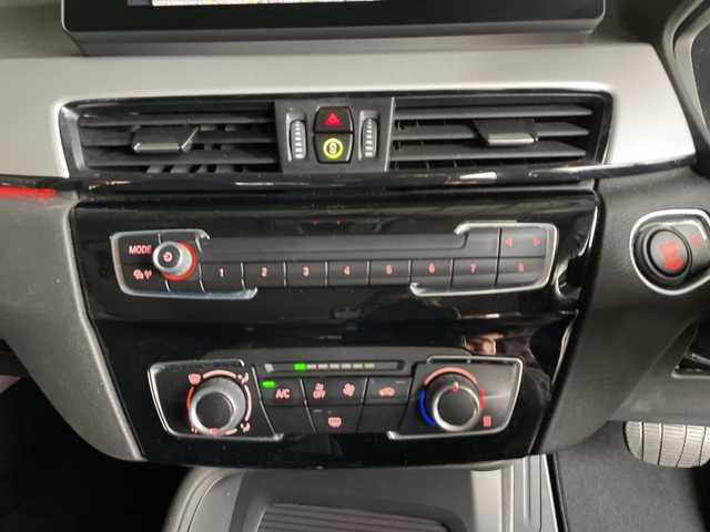 ＢＭＷ Ｘ１ xDrive 18d xライン 神奈川県 2021(令3)年 7.3万km アルピンホワイトⅢ ワンオーナー	/純正HDDナビ			/・USB/BT		/バックカメラ/クリアランスソナー/ルームミラー内臓ETC【DSRC】		/インテリジェントセイフティ/・Cityブレーキ機能/・レーンディパーチャーウォーニング/・歩行者警告/アクティブクルーズコントロール	/アイドリングストップ/純正17インチAW/ルーフレール	/革巻きステアリング	/オートライト/純正LEDヘッドライト/フロント/バックフォグ/プッシュEgスタート/ストップ					/スマートキー×2/ターンランプ付電動格納ドアミラー				/純正フロアマット/取扱説明書/新車時保証書