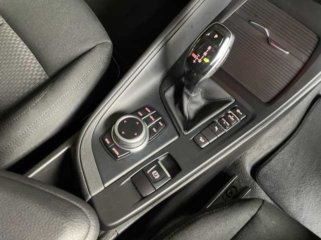 ＢＭＷ Ｘ１ xDrive 18d xライン 神奈川県 2021(令3)年 7.3万km アルピンホワイトⅢ ワンオーナー	/純正HDDナビ			/・USB/BT		/バックカメラ/クリアランスソナー/ルームミラー内臓ETC【DSRC】		/インテリジェントセイフティ/・Cityブレーキ機能/・レーンディパーチャーウォーニング/・歩行者警告/アクティブクルーズコントロール	/アイドリングストップ/純正17インチAW/ルーフレール	/革巻きステアリング	/オートライト/純正LEDヘッドライト/フロント/バックフォグ/プッシュEgスタート/ストップ					/スマートキー×2/ターンランプ付電動格納ドアミラー				/純正フロアマット/取扱説明書/新車時保証書