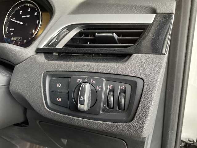 ＢＭＷ Ｘ１ xDrive 18d xライン 神奈川県 2021(令3)年 7.3万km アルピンホワイトⅢ ワンオーナー	/純正HDDナビ			/・USB/BT		/バックカメラ/クリアランスソナー/ルームミラー内臓ETC【DSRC】		/インテリジェントセイフティ/・Cityブレーキ機能/・レーンディパーチャーウォーニング/・歩行者警告/アクティブクルーズコントロール	/アイドリングストップ/純正17インチAW/ルーフレール	/革巻きステアリング	/オートライト/純正LEDヘッドライト/フロント/バックフォグ/プッシュEgスタート/ストップ					/スマートキー×2/ターンランプ付電動格納ドアミラー				/純正フロアマット/取扱説明書/新車時保証書