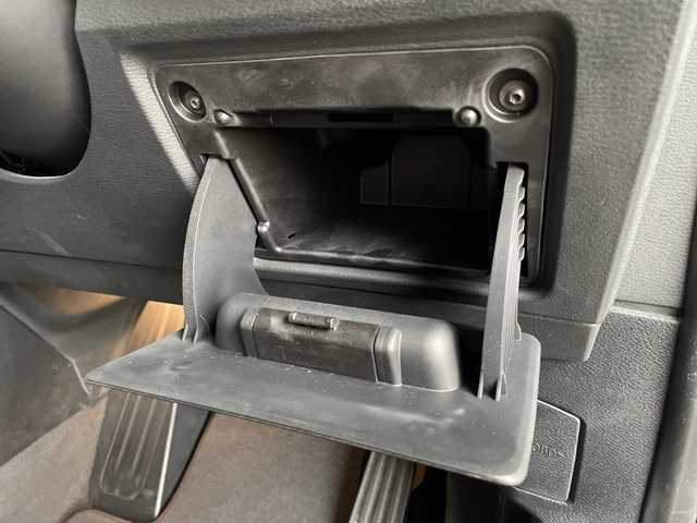 ＢＭＷ Ｘ１ xDrive 18d xライン 神奈川県 2021(令3)年 7.3万km アルピンホワイトⅢ ワンオーナー	/純正HDDナビ			/・USB/BT		/バックカメラ/クリアランスソナー/ルームミラー内臓ETC【DSRC】		/インテリジェントセイフティ/・Cityブレーキ機能/・レーンディパーチャーウォーニング/・歩行者警告/アクティブクルーズコントロール	/アイドリングストップ/純正17インチAW/ルーフレール	/革巻きステアリング	/オートライト/純正LEDヘッドライト/フロント/バックフォグ/プッシュEgスタート/ストップ					/スマートキー×2/ターンランプ付電動格納ドアミラー				/純正フロアマット/取扱説明書/新車時保証書