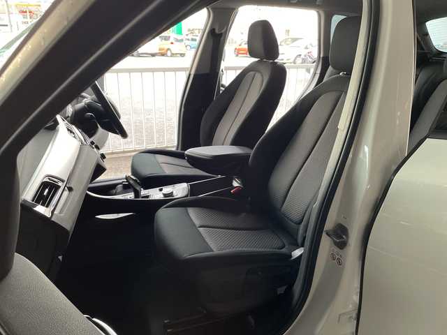 ＢＭＷ Ｘ１ xDrive 18d xライン 神奈川県 2021(令3)年 7.3万km アルピンホワイトⅢ ワンオーナー	/純正HDDナビ			/・USB/BT		/バックカメラ/クリアランスソナー/ルームミラー内臓ETC【DSRC】		/インテリジェントセイフティ/・Cityブレーキ機能/・レーンディパーチャーウォーニング/・歩行者警告/アクティブクルーズコントロール	/アイドリングストップ/純正17インチAW/ルーフレール	/革巻きステアリング	/オートライト/純正LEDヘッドライト/フロント/バックフォグ/プッシュEgスタート/ストップ					/スマートキー×2/ターンランプ付電動格納ドアミラー				/純正フロアマット/取扱説明書/新車時保証書