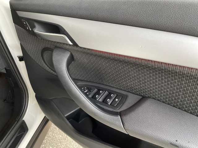 ＢＭＷ Ｘ１ xDrive 18d xライン 神奈川県 2021(令3)年 7.3万km アルピンホワイトⅢ ワンオーナー	/純正HDDナビ			/・USB/BT		/バックカメラ/クリアランスソナー/ルームミラー内臓ETC【DSRC】		/インテリジェントセイフティ/・Cityブレーキ機能/・レーンディパーチャーウォーニング/・歩行者警告/アクティブクルーズコントロール	/アイドリングストップ/純正17インチAW/ルーフレール	/革巻きステアリング	/オートライト/純正LEDヘッドライト/フロント/バックフォグ/プッシュEgスタート/ストップ					/スマートキー×2/ターンランプ付電動格納ドアミラー				/純正フロアマット/取扱説明書/新車時保証書