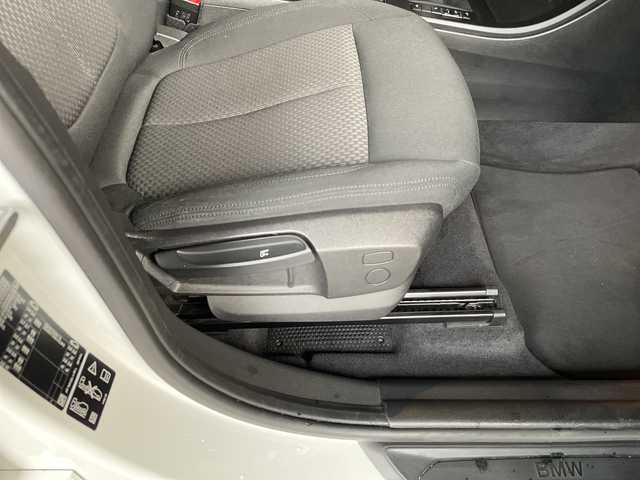 ＢＭＷ Ｘ１ xDrive 18d xライン 神奈川県 2021(令3)年 7.3万km アルピンホワイトⅢ ワンオーナー	/純正HDDナビ			/・USB/BT		/バックカメラ/クリアランスソナー/ルームミラー内臓ETC【DSRC】		/インテリジェントセイフティ/・Cityブレーキ機能/・レーンディパーチャーウォーニング/・歩行者警告/アクティブクルーズコントロール	/アイドリングストップ/純正17インチAW/ルーフレール	/革巻きステアリング	/オートライト/純正LEDヘッドライト/フロント/バックフォグ/プッシュEgスタート/ストップ					/スマートキー×2/ターンランプ付電動格納ドアミラー				/純正フロアマット/取扱説明書/新車時保証書