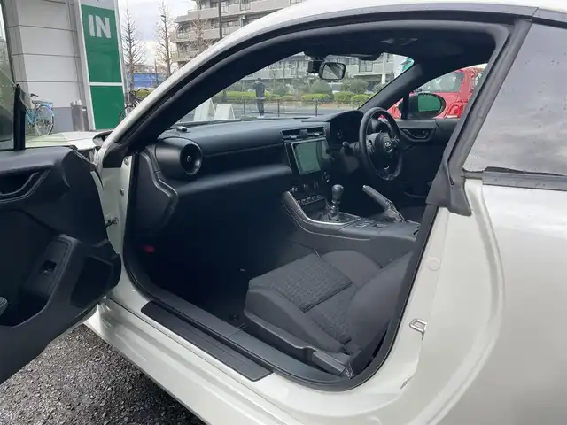 トヨタ ＧＲ８６ RC 東京都 2024(令6)年 1.1万km クリスタルホワイトパール ワンオーナー/テインダウンサス/RAYS18インチホイール/FUJITSUBOマフラー/純正リアスポイラー/社外9インチディスプレイオーディオ(DMH-SF500)/(Bluetooth/USB/AUX)(AppleCarPlay/AndroidAuto)/アイサイトコアテクノロジー/・プリクラッシュブレーキ/・レーダークルーズコントロール/・車線逸脱警報/・リアクリアランスソナー/フルLEDヘッドランプ/ハイビームアシスト/GRエンブレム付き革巻きステアリング/保証書/取扱説明書/スペアキー×1