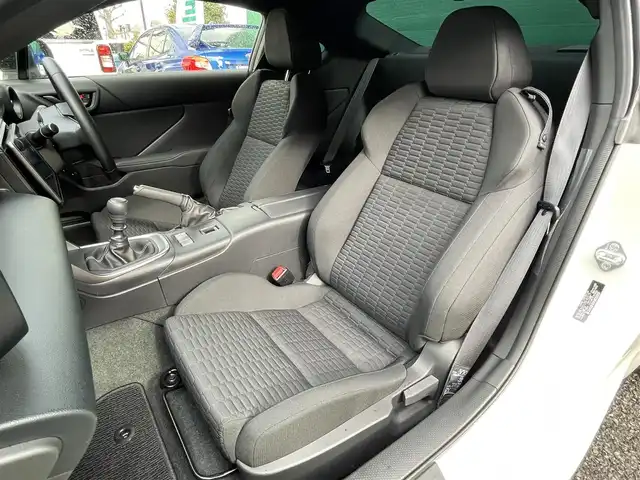 トヨタ ＧＲ８６ RC 東京都 2024(令6)年 1.1万km クリスタルホワイトパール ワンオーナー/テインダウンサス/RAYS18インチホイール/FUJITSUBOマフラー/純正リアスポイラー/社外9インチディスプレイオーディオ(DMH-SF500)/(Bluetooth/USB/AUX)(AppleCarPlay/AndroidAuto)/アイサイトコアテクノロジー/・プリクラッシュブレーキ/・レーダークルーズコントロール/・車線逸脱警報/・リアクリアランスソナー/フルLEDヘッドランプ/ハイビームアシスト/GRエンブレム付き革巻きステアリング/保証書/取扱説明書/スペアキー×1