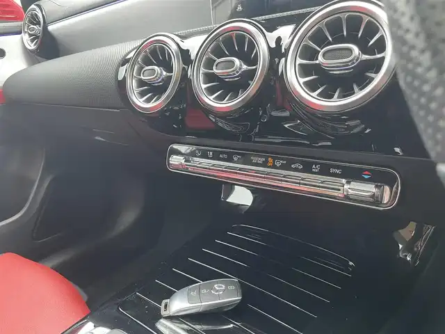 メルセデス・ベンツ ＣＬＡ２００ｄ AMGライン 栃木県 2019(令1)年 4万km ジュピターレッド レザーエクスクルーシブパッケージ/└黒赤コンビレザー/アドバンスドパッケージ/├全方位カメラ/├ヘッドアップディスプレイ/└アドバンスドサウンド/レーダーセーフティパッケージ/ナビゲーションパッケージ/スライディングサンルーフ/キーレスゴー/ナビ/フルセグTV/パワーシート/シートヒーター/パークトロニック/レーンキープアシスト/ブラインドスポット/アンビエントライト