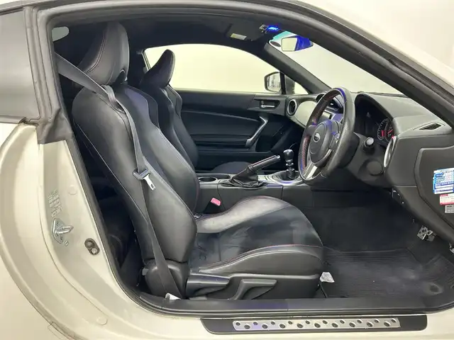 スバル ＢＲＺ S 福岡県 2012(平24)年 9.6万km 白 社外ナビ（ＢＴ，フルセグＴＶ）　/バックカメラ　/ＥＴＣ　/横滑り防止　/シートヒーター　/電動格納式ドアミラー　/プッシュスタート　/ハーフレザーシート　/社外マフラー　/純正１７インチアルミホイール　/盗難防止装置