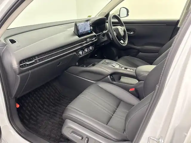 ホンダ ＺＲ－Ｖ ハイブリッド e:HEV Z 埼玉県 2024(令6)年 0.4万km プラチナホワイトパール 純正ナビ/(Bluetooth/USB/AM/FM)/地デジフルセグ/バックカメラ/アラウンドビューモニター/ETC2.0/Honda SENSING/・衝突軽減ブレーキ/・先行車発進お知らせ機能/・路外逸脱抑制機能/・標識認識機能/・渋滞追従機能付アダプティブクルーズコントロール/・車線維持支援システム/・ブラインドスポットインフォメーション/・オートハイビーム/BOSEプレミアムサウンドシステム/ハンズフリーアクセスパワーテールゲート/パドルシフト/前席シートヒーター/置くだけ充電/ダウンヒルアシストコントロール/ドライブモードセレクト/電子パーキングシステム/ブレーキホールド/パワーバックドア/純正フロアマット/純正18インチアルミホイール