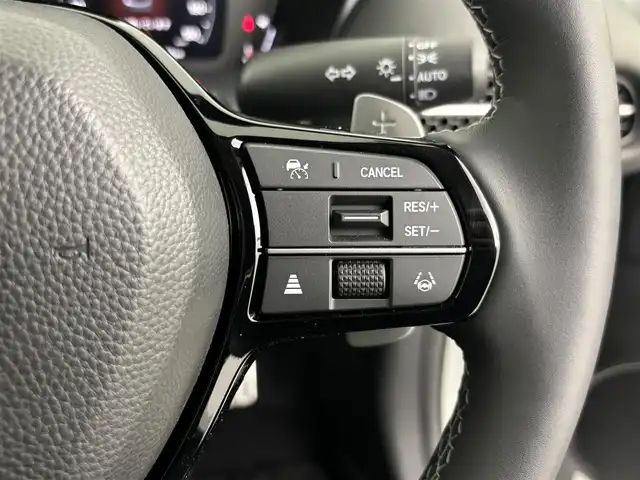 ホンダ ＺＲ－Ｖ ハイブリッド e:HEV Z 埼玉県 2024(令6)年 0.4万km プラチナホワイトパール 純正ナビ/(Bluetooth/USB/AM/FM)/地デジフルセグ/バックカメラ/アラウンドビューモニター/ETC2.0/Honda SENSING/・衝突軽減ブレーキ/・先行車発進お知らせ機能/・路外逸脱抑制機能/・標識認識機能/・渋滞追従機能付アダプティブクルーズコントロール/・車線維持支援システム/・ブラインドスポットインフォメーション/・オートハイビーム/BOSEプレミアムサウンドシステム/ハンズフリーアクセスパワーテールゲート/パドルシフト/前席シートヒーター/置くだけ充電/ダウンヒルアシストコントロール/ドライブモードセレクト/電子パーキングシステム/ブレーキホールド/パワーバックドア/純正フロアマット/純正18インチアルミホイール
