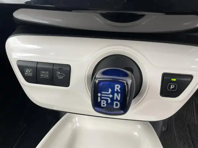トヨタ プリウス A ツーリングセレクション 富山県 2016(平28)年 6.7万km ホワイトパールクリスタルシャイン 4WD/モデリスタエアロ(フロント、バック、サイド)/9インチ純正ナビ(AM/FM/BT/CD)/フルセグTV/バックカメラ/レーダークルーズコントロール/レーンキープアシスト/衝突軽減ブレーキ/ヘッドアップディスプレイ/ブラインドスポットモニター/横滑り防止装置/前後コーナーセンサー/ビルトインETC/レザーシート/オートマチックハイビーム/オートライト/LEDヘッドライト/純正AW/純正フロアマット