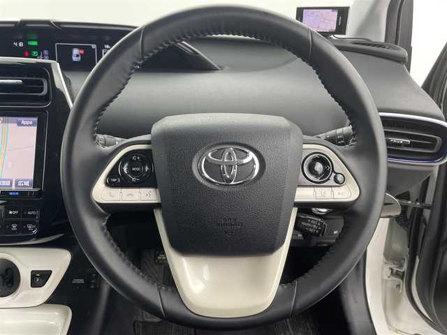 トヨタ プリウス A ツーリングセレクション 岩手県 2016(平28)年 6.7万km ホワイトパールクリスタルシャイン 4WD/モデリスタエアロ(フロント、バック、サイド)/9インチ純正ナビ(AM/FM/BT/CD)/フルセグTV/バックカメラ/レーダークルーズコントロール/レーンキープアシスト/衝突軽減ブレーキ/ヘッドアップディスプレイ/ブラインドスポットモニター/横滑り防止装置/前後コーナーセンサー/ビルトインETC/レザーシート/オートマチックハイビーム/オートライト/LEDヘッドライト/純正AW/純正フロアマット