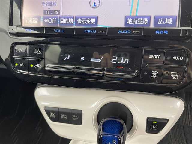 トヨタ プリウス A ツーリングセレクション 岩手県 2016(平28)年 6.7万km ホワイトパールクリスタルシャイン 4WD/モデリスタエアロ(フロント、バック、サイド)/9インチ純正ナビ(AM/FM/BT/CD)/フルセグTV/バックカメラ/レーダークルーズコントロール/レーンキープアシスト/衝突軽減ブレーキ/ヘッドアップディスプレイ/ブラインドスポットモニター/横滑り防止装置/前後コーナーセンサー/ビルトインETC/レザーシート/オートマチックハイビーム/オートライト/LEDヘッドライト/純正AW/純正フロアマット