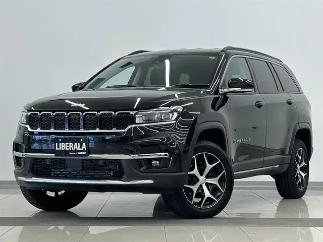クライスラー・ジープ ジープ コマンダー 岡山県 2023(令5)年 0.4万km ブリリアントブラッククリスタル ＢＴ　/ＵＳＢ　/ＡＣＰ　/ＡＡ　/全周囲カメラ　/Ｐアシスト　/ＡＣＣ　/ＬＫＡ　/ＢＳＭ　/ステアリングＨ　/ＬＥＤ　/Ａライト　/ＡＨＢ　/ＰＴＧ　/ＥＴＣ　/黒革シート　/デジタルメーター　/プッシュスタート　/スマートキー