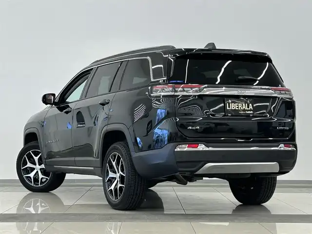 クライスラー・ジープ ジープ コマンダー 岡山県 2023(令5)年 0.4万km ブリリアントブラッククリスタル ＢＴ　/ＵＳＢ　/ＡＣＰ　/ＡＡ　/全周囲カメラ　/Ｐアシスト　/ＡＣＣ　/ＬＫＡ　/ＢＳＭ　/ステアリングＨ　/ＬＥＤ　/Ａライト　/ＡＨＢ　/ＰＴＧ　/ＥＴＣ　/黒革シート　/デジタルメーター　/プッシュスタート　/スマートキー