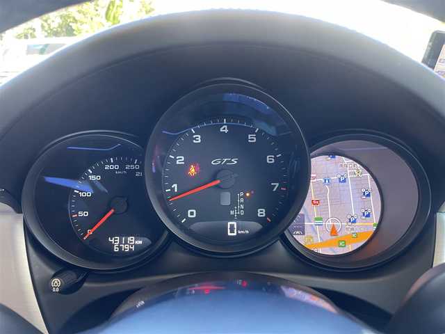 ポルシェ マカン GTS 兵庫県 2017(平29)年 4.4万km 黒 /スポーツクロノパッケージ//スポーツエグゾーストシステム//PASM（ポルシェアクティブサスペンションマネジメント）//スポーツモード//PCM（ポルシェコミュニケーションマネージメント）ナビ//BT/AUX//360度モニター//PDKシフトパドル//車線逸脱警報システム//赤革シート//前席シートヒーター/電動シート//クルーズコントロール//純正20インチAW//コーナーセンサー//スタート&ストップシステム//ETC//ドライブレコーダー前後//パワーバックドア//オートキセノンヘッドランプ//リヤフォグランプ//H30/R1/2/3/4/6年/ポルシェセンター記録簿
