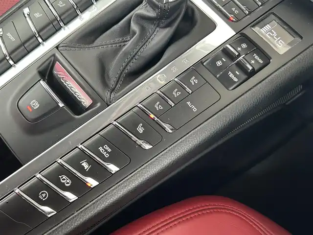 ポルシェ マカン GTS 兵庫県 2017(平29)年 4.4万km 黒 外部検査実施済み//スポーツクロノパッケージ//スポーツエグゾーストシステム//PASM（ポルシェアクティブサスペンションマネジメント）//スポーツモード//PCM（ポルシェコミュニケーションマネージメント）ナビ//BT/AUX//360度モニター//PDKシフトパドル//車線逸脱警報システム//赤革シート//前席シートヒーター/電動シート//クルーズコントロール//純正20インチAW//コーナーセンサー//スタート&ストップシステム//ETC//ドライブレコーダー前後//パワーバックドア//オートキセノンヘッドランプ//リヤフォグランプ//H30/R1/2/3/4/6年/ポルシェセンター記録簿