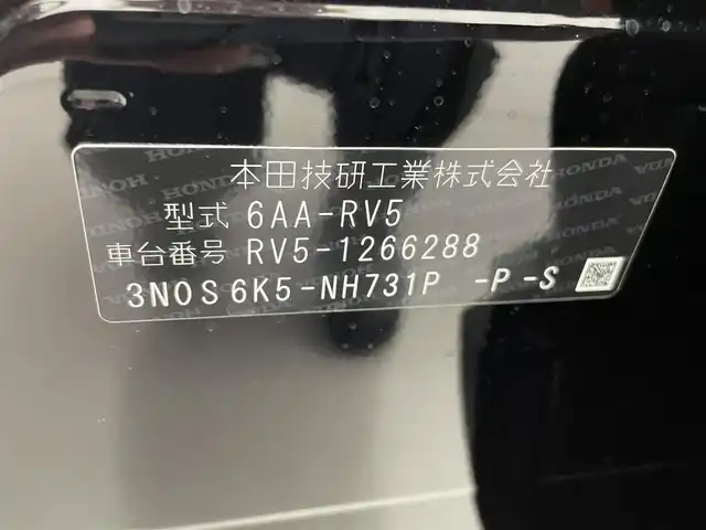 ホンダ ヴェゼル ハイブリッド e:HEV Z 熊本県 2025(令7)年 0.1千km クリスタルブラックパール 登録済未使用車/純正ナビ（ＡｐｐｌＣａｒＰｌａｙ・ＡｎｄｒｏｉｄＡｕｔｏ・ＢＴ）/バックカメラ　/ビルトインＥＴＣ2.0/ホンダセンシング/・レーダークルーズコントロール　/・衝突軽減ブレーキ/・誤発進制御機能/・路外逸脱制御機能/・車線維持支援システム/・先行車発進お知らせ機能/・標識認識機能/・オートハイビーム/・ブラインドスポットモニター/横滑り防止/前席シートヒーター　/ステアリングヒーター　/パワーバックドア/置くだけ充電/純正１８インチAW/オートライト/オートマチックハイビーム/フォグライト/スマートキー/スペアキー1本/保証書/取扱説明書