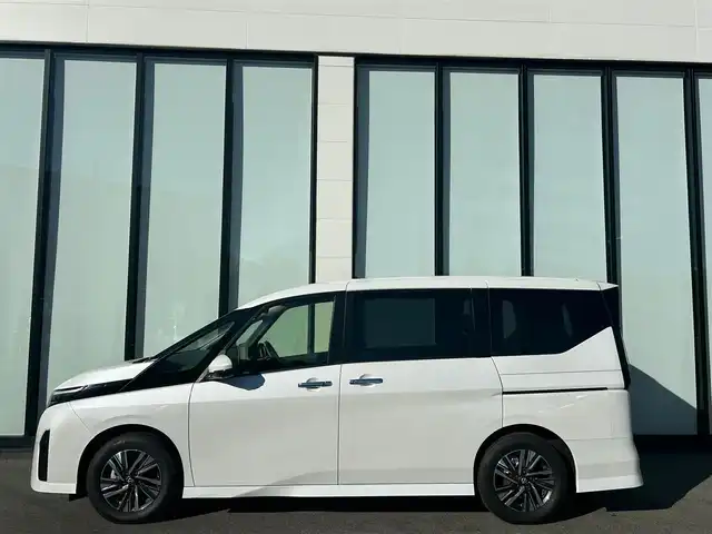 日産 セレナ e－パワー ハイウェイスター V 大阪府 2023(令5)年 1.9万km プリズムホワイト 純正9インチナビ　/ビルトインETC　/全方位モニター　/ドライブレコーダー　/フルセグTV　/LEDヘッドランプ　/クルーズコントロール　/純正16インチアルミホイール　/プロパイロット/ブラインドスポットモニター　/スマートルームミラー
