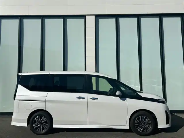 日産 セレナ e－パワー ハイウェイスター V 大阪府 2023(令5)年 1.9万km プリズムホワイト 純正9インチナビ　/ビルトインETC　/全方位モニター　/ドライブレコーダー　/フルセグTV　/LEDヘッドランプ　/クルーズコントロール　/純正16インチアルミホイール　/プロパイロット/ブラインドスポットモニター　/スマートルームミラー