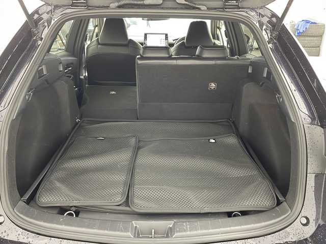 トヨタ カローラツーリング ハイブリッド ダブルバイビー 兵庫県 2019(令1)年 2.8万km スパークリングブラックパールクリスタルシャイン ・純正9インチディスプレイナビオーディオ&TV&BT&USB&Miracast/・バックカメラ/・トヨタセーフティーセンス/・プリクラッシュセーフティ/・レーントレーシングアシスト［LTA］/・レーンディパーチャーアラート［LDA］/・レーダークルーズコントロール/・オートマチックハイビーム［AHB］/・ロードサインアシスト［RSA］ /・インテリジェントクリアランスソナー/・ブラインドスポットモニター［BSM］ /・リヤクロストラフィックアラート［RCTA］/・パーキングサポートブレーキ［PKSB］/・先行車発進告知/・オートマチックハイビーム/・レーダークルーズコントロール/・純正フロアマット/・ハーフレザーシート/・純正17インチアルミホイール/・ドアミラーヒーター/・LEDオートライト/・LEDフォグランプ/・前後ドライブレコーダー/・ETC/・スマートキー