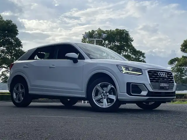 アウディ Ｑ２ 30TFSIスポーツ 宮崎県 2020(令2)年 3万km パール 純正SDメモリナビ/・フルセグテレビ/・Bluetooth /・USB/・AM FM/シートヒーター/バックカメラ/・リアコーナーセンサー/アイドリングストップ/アクティブクルーズコントロール/・レーンキープ/プッシュスタート/パワーバックドア/ETC/LEDヘッドライト/・オートライト/前後ドライブレコーダー /レインセンサー/純正17インチアルミホイール