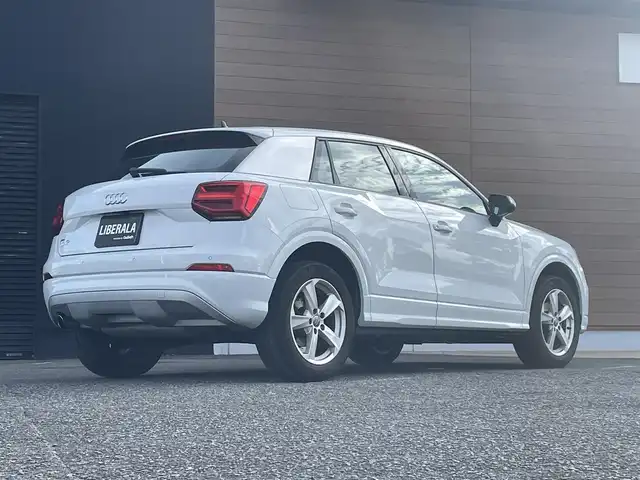 アウディ Ｑ２ 30TFSIスポーツ 宮崎県 2020(令2)年 3万km パール 純正SDメモリナビ/・フルセグテレビ/・Bluetooth /・USB/・AM FM/シートヒーター/バックカメラ/・リアコーナーセンサー/アイドリングストップ/アクティブクルーズコントロール/・レーンキープ/プッシュスタート/パワーバックドア/ETC/LEDヘッドライト/・オートライト/前後ドライブレコーダー /レインセンサー/純正17インチアルミホイール