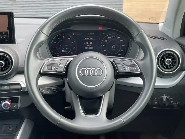 アウディ Ｑ２ 30TFSIスポーツ 宮崎県 2020(令2)年 3万km パール 純正SDメモリナビ/・フルセグテレビ/・Bluetooth /・USB/・AM FM/シートヒーター/バックカメラ/・リアコーナーセンサー/アイドリングストップ/アクティブクルーズコントロール/・レーンキープ/プッシュスタート/パワーバックドア/ETC/LEDヘッドライト/・オートライト/前後ドライブレコーダー /レインセンサー/純正17インチアルミホイール