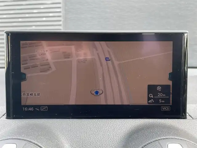 アウディ Ｑ２ 30TFSIスポーツ 宮崎県 2020(令2)年 3万km パール 純正SDメモリナビ/・フルセグテレビ/・Bluetooth /・USB/・AM FM/シートヒーター/バックカメラ/・リアコーナーセンサー/アイドリングストップ/アクティブクルーズコントロール/・レーンキープ/プッシュスタート/パワーバックドア/ETC/LEDヘッドライト/・オートライト/前後ドライブレコーダー /レインセンサー/純正17インチアルミホイール