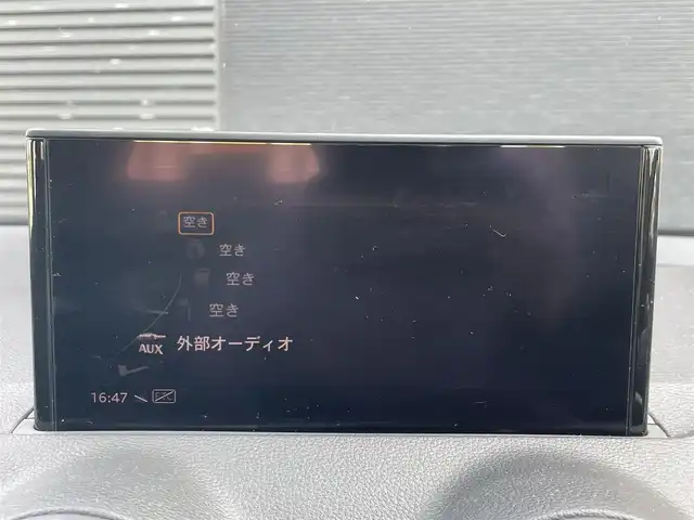 アウディ Ｑ２ 30TFSIスポーツ 宮崎県 2020(令2)年 3万km パール 純正SDメモリナビ/・フルセグテレビ/・Bluetooth /・USB/・AM FM/シートヒーター/バックカメラ/・リアコーナーセンサー/アイドリングストップ/アクティブクルーズコントロール/・レーンキープ/プッシュスタート/パワーバックドア/ETC/LEDヘッドライト/・オートライト/前後ドライブレコーダー /レインセンサー/純正17インチアルミホイール