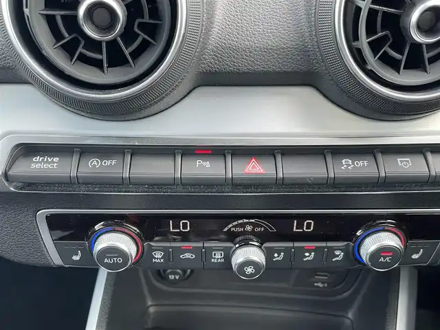 アウディ Ｑ２ 30TFSIスポーツ 宮崎県 2020(令2)年 3万km パール 純正SDメモリナビ/・フルセグテレビ/・Bluetooth /・USB/・AM FM/シートヒーター/バックカメラ/・リアコーナーセンサー/アイドリングストップ/アクティブクルーズコントロール/・レーンキープ/プッシュスタート/パワーバックドア/ETC/LEDヘッドライト/・オートライト/前後ドライブレコーダー /レインセンサー/純正17インチアルミホイール