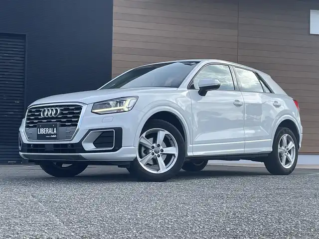アウディ Ｑ２ 30TFSIスポーツ 宮崎県 2020(令2)年 3万km パール 純正SDメモリナビ/・フルセグテレビ/・Bluetooth /・USB/・AM FM/シートヒーター/バックカメラ/・リアコーナーセンサー/アイドリングストップ/アクティブクルーズコントロール/・レーンキープ/プッシュスタート/パワーバックドア/ETC/LEDヘッドライト/・オートライト/前後ドライブレコーダー /レインセンサー/純正17インチアルミホイール