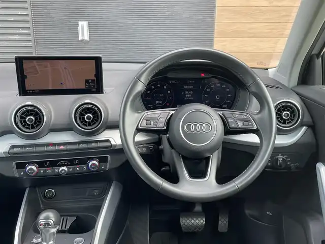 アウディ Ｑ２ 30TFSIスポーツ 宮崎県 2020(令2)年 3万km パール 純正SDメモリナビ/・フルセグテレビ/・Bluetooth /・USB/・AM FM/シートヒーター/バックカメラ/・リアコーナーセンサー/アイドリングストップ/アクティブクルーズコントロール/・レーンキープ/プッシュスタート/パワーバックドア/ETC/LEDヘッドライト/・オートライト/前後ドライブレコーダー /レインセンサー/純正17インチアルミホイール