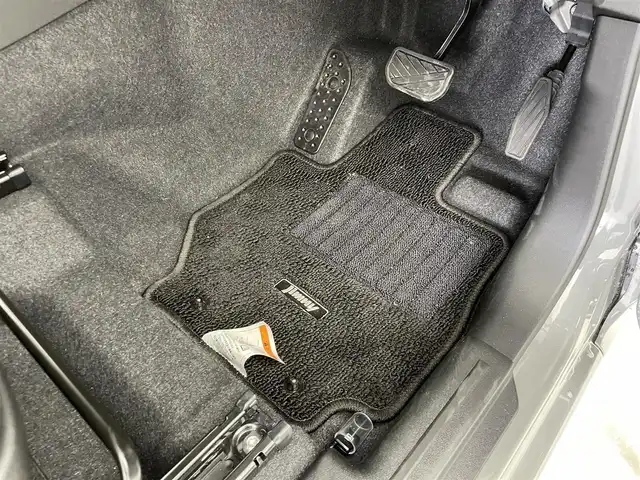 スズキ ジムニー XC 群馬県 2024(令6)年 0.6万km ミディアムグレー ALPINE11インチフローティングナビ/・AM/FM/Bluetooth/AppleCarPlay/AndroidAuto/＝＝＝＝＝＝/ＡＬＰＩＮＥ１１インチフローティングナビ　シートヒーター　クリアランスソナー　クルーズコントロール　バックカメラ　プッシュスタート　スマートキー　ホワイトレタータイヤ　ＬＥＤヘッドライト　４ＷＤ　禁煙