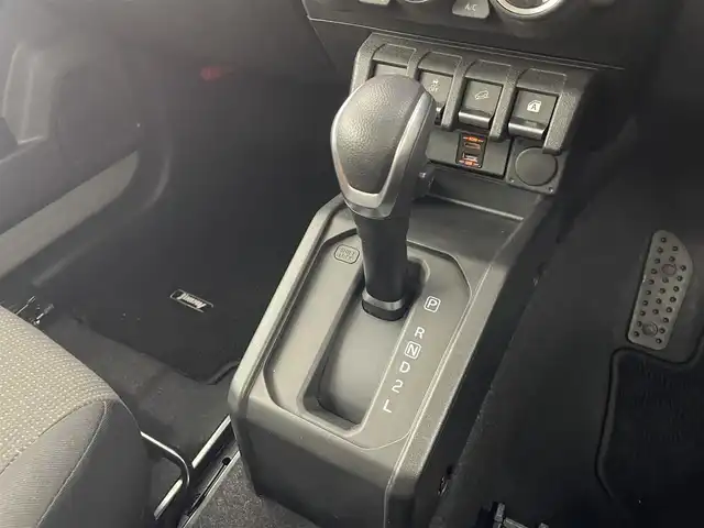 スズキ ジムニー XC 群馬県 2024(令6)年 0.6万km ミディアムグレー ALPINE11インチフローティングナビ/・AM/FM/Bluetooth/AppleCarPlay/AndroidAuto/＝＝＝＝＝＝/ＡＬＰＩＮＥ１１インチフローティングナビ　シートヒーター　クリアランスソナー　クルーズコントロール　バックカメラ　プッシュスタート　スマートキー　ホワイトレタータイヤ　ＬＥＤヘッドライト　４ＷＤ　禁煙