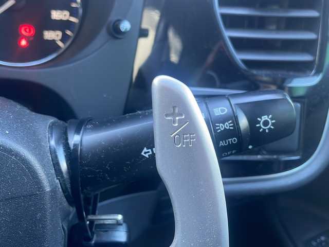 三菱 アウトランダー 24G ナビパッケージ 福島県 2014(平26)年 8.9万km シルキーホワイト e-Assist/・衝突被害軽減ブレーキ/・車線逸脱警報装置/・アダプティブクルーズコントロール/・誤発進抑制装置/純正メモリーナビ/・型番：J-11/・フルセグTV/BT/SD/CD/DVD/USB/iPod/FM/AM/・バックカメラ/・ビルトインETC/革張りステアリング/・ステアリングスイッチ/・パドルシフト/電動リアゲート/アイドリングストップ/3列シート/・フルフラットシート/プッシュスタート/・スマートキー/LEDヘッドライト/・オートライト/・フォグランプ/社外16インチAW/・TRGホイール/積込みサマータイヤ/・純正AW/・溝5mm/純正フロアマット/純正ドアバイザー/4WD