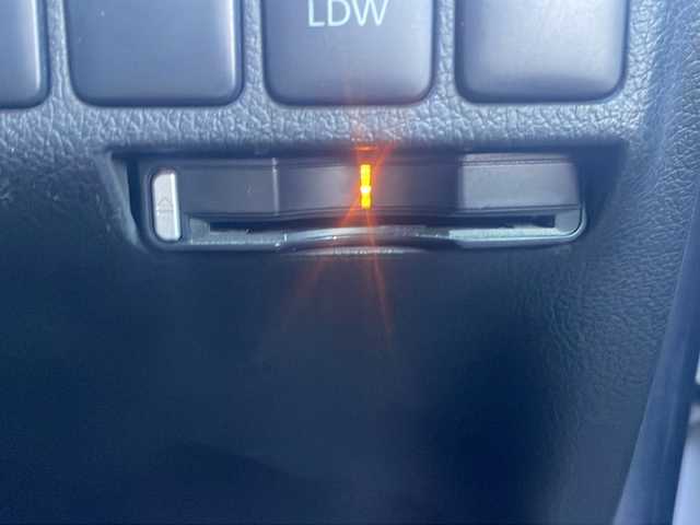 三菱 アウトランダー 24G ナビパッケージ 福島県 2014(平26)年 8.9万km シルキーホワイト e-Assist/・衝突被害軽減ブレーキ/・車線逸脱警報装置/・アダプティブクルーズコントロール/・誤発進抑制装置/純正メモリーナビ/・型番：J-11/・フルセグTV/BT/SD/CD/DVD/USB/iPod/FM/AM/・バックカメラ/・ビルトインETC/革張りステアリング/・ステアリングスイッチ/・パドルシフト/電動リアゲート/アイドリングストップ/3列シート/・フルフラットシート/プッシュスタート/・スマートキー/LEDヘッドライト/・オートライト/・フォグランプ/社外16インチAW/・TRGホイール/積込みサマータイヤ/・純正AW/・溝5mm/純正フロアマット/純正ドアバイザー/4WD