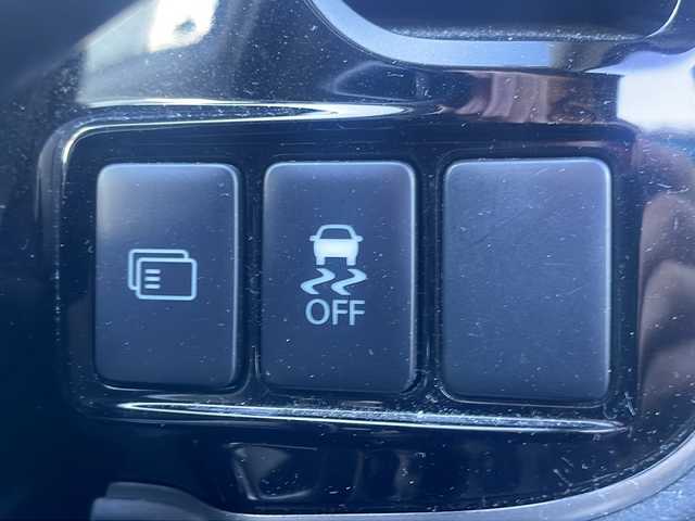 三菱 アウトランダー 24G ナビパッケージ 福島県 2014(平26)年 8.9万km シルキーホワイト e-Assist/・衝突被害軽減ブレーキ/・車線逸脱警報装置/・アダプティブクルーズコントロール/・誤発進抑制装置/純正メモリーナビ/・型番：J-11/・フルセグTV/BT/SD/CD/DVD/USB/iPod/FM/AM/・バックカメラ/・ビルトインETC/革張りステアリング/・ステアリングスイッチ/・パドルシフト/電動リアゲート/アイドリングストップ/3列シート/・フルフラットシート/プッシュスタート/・スマートキー/LEDヘッドライト/・オートライト/・フォグランプ/社外16インチAW/・TRGホイール/積込みサマータイヤ/・純正AW/・溝5mm/純正フロアマット/純正ドアバイザー/4WD